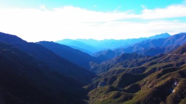 Üzerinde sakin bir gökyüzü olan Baldy Dağı 'nın muhteşem kuş bakışı görüntüsü.