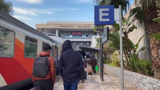 Passengers Heading Nador Railway Station Exiting Train — Stockvideo