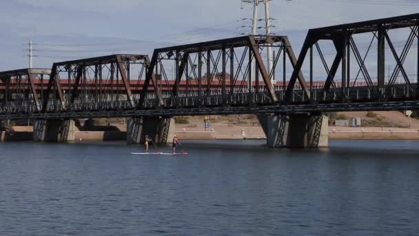 Scenic View People Paddling Tempe Town Lake Bridge Arizona — Vídeo de Stock