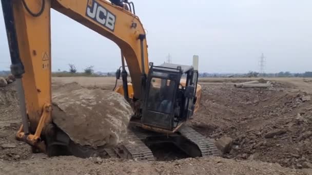 Graafmachine Laadt Het Zand Naar Zware Vuilniswagen Bouwplaats — Stockvideo