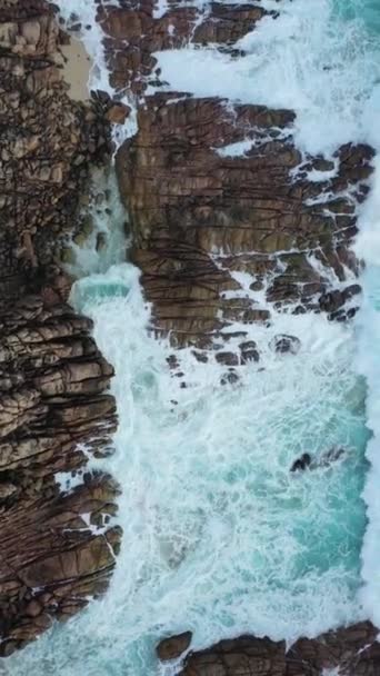 Aerial View Ocean Waves Splashing Rough Cliff — Wideo stockowe