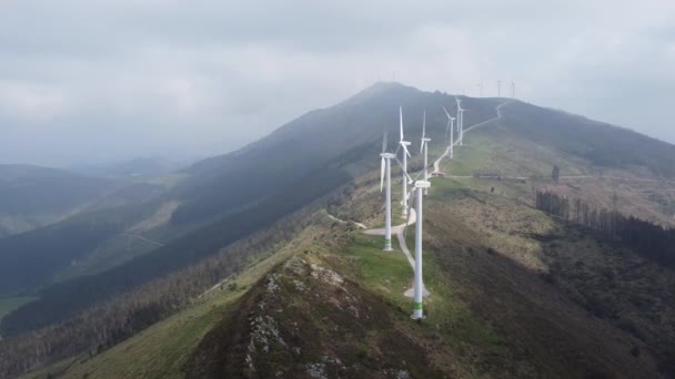 Dağlardaki Eolik Jeneratörler Rüzgarla Savruluyor — Stok video