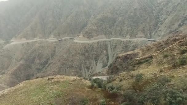 Een Luchtfoto Van Een Weg Tussen Hoge Rotsachtige Bergen Met — Stockvideo