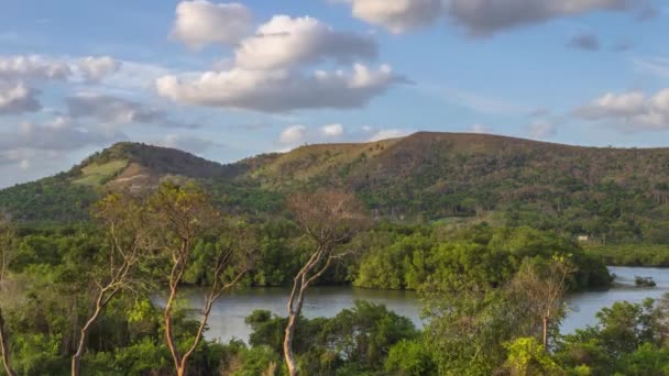 Μια Χρονική Λήξη Μιας Λίμνης Ενάντια Πράσινους Λόφους Στην Κοιλάδα — Αρχείο Βίντεο
