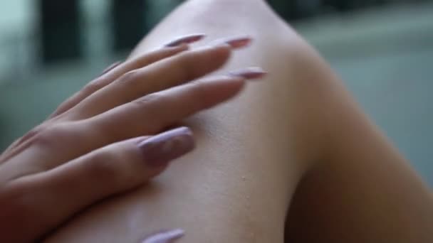 Mulher Que Hidrata Massageia Pele Das Pernas — Vídeo de Stock