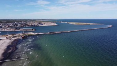 Bir sahil kasabasının ve limanın havadan çekilmiş görüntüsü.