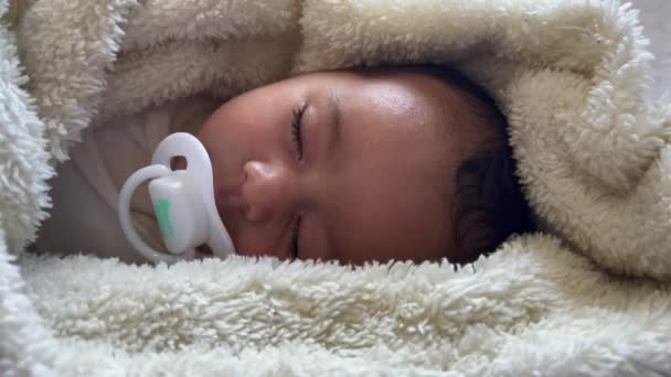 Doce Bebê Tranquilo Deitado Lençol Branco Desfrutar Cochilo Diurno Dentro — Vídeo de Stock
