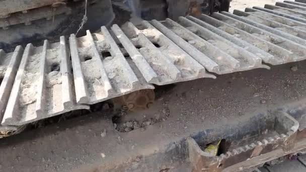 掘削機トラックチェーンのクローズアップ 建設掘削機 建設現場での作業機器 重機車両 — ストック動画
