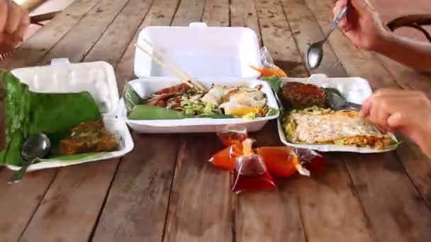 Традиционное Камбоджийское Блюдо Nom Chai Чипсы Лапша Lort Cha Kuy — стоковое видео