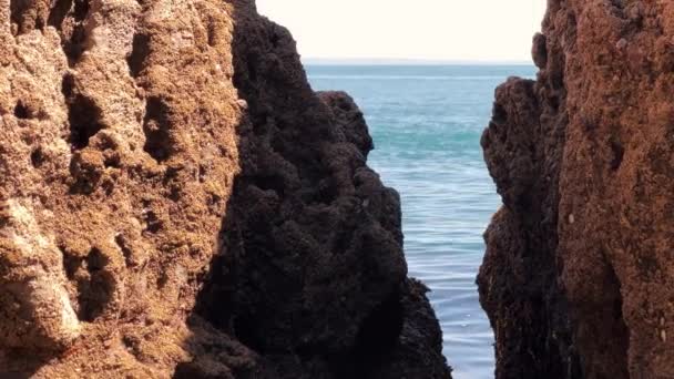 Drone Footage Sea Huge Rocks Foreground Torquay England — Stockvideo