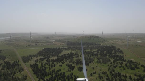 晴れた日には農地の風力タービンの美しい空中トップビュー — ストック動画