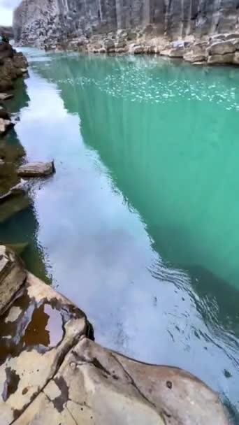 Vertical Footage Person Leg Verge Cliff Studlagil Canyon Iceland Showing — Video