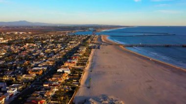 Kaliforniya 'da güneşli bir günde açık gökyüzünün altındaki Seal Beach' in güzel bir manzarası.