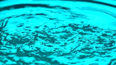 Yavaş çekim mavi su sıçrama atışı 1000fps