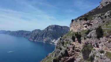 Positano, Agerola, İtalya 'da kayalıklı ve sakin bir deniz manzaralı Amalfi sahili.