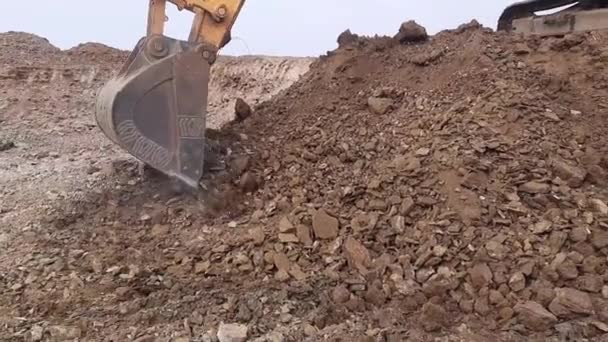 Een Grote Bouwgraafmachine Van Gele Kleur Bouwplaats Een Steengroeve Delven — Stockvideo