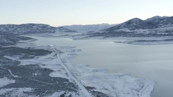 Aerial Shot Frozen River Snowy River Banks Mountains Winter — Video