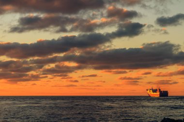 Litvanya 'nın Klaipeda limanında renkli bulutlu gün batımının büyüleyici bir görüntüsü