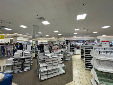 Augusta, Ga USA - 12: 04 21: Augusta Alışveriş Merkezi içi JC Penny mücevher ve ayakkabı kutuları