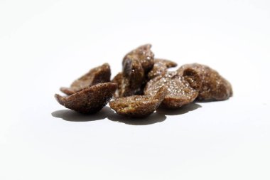 Lezzetli ve çıtır çıtır mısır gevreği beyaz arka planda izole edilmiş.