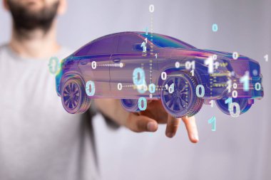 Holografik akıllı bir arabanın 3 boyutlu görüntüsünü sunan bir adam.