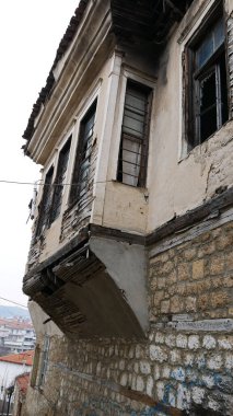 Yunanistan 'ın Korfu kentindeki eski bir binanın dikey çekimi