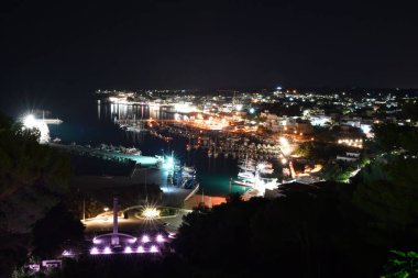 Santa Maria di Leuca 'nın gece manzarası, Güney İtalya' da Lecce eyaletinde bir kasaba..
