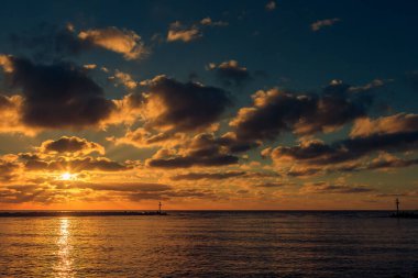 Litvanya 'nın Klaipeda limanının kapısında renkli bir günbatımı