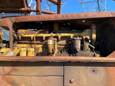 Burke County, Ga USA - 02 10 22: Eski paslı traktör yan motor görüntüsü