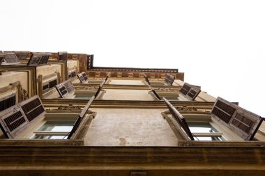 Otel pencereleri beyaz gökyüzü ve duvarlar