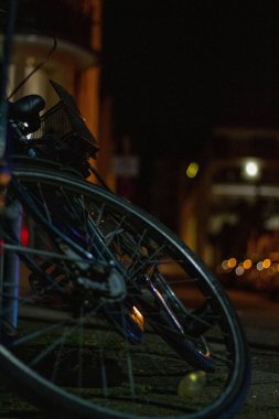 Dışarıda park etmiş bir bisikletin seçici odak noktası.