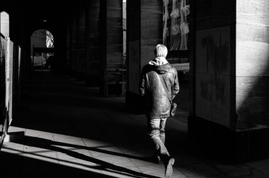 Mannheim 'da bir binada yürüyen bir adamın gri pulu.