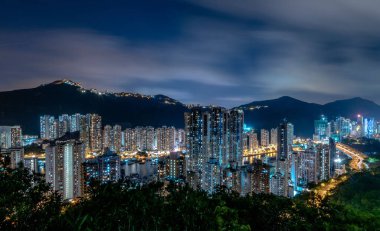 Kowloon 'un doğu şehir manzarasının gökyüzü alacakaranlık manzarasının gece aydınlanmasıyla görüntüsü.