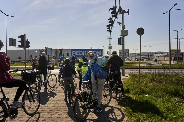 Group Active People Bikes Waiting Front Traffic Lights Bike Trip — Stockfoto