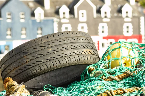 Nahaufnahme Eines Schwarzen Autoreifens Auf Einem Grünen Seil Und Einer — Stockfoto