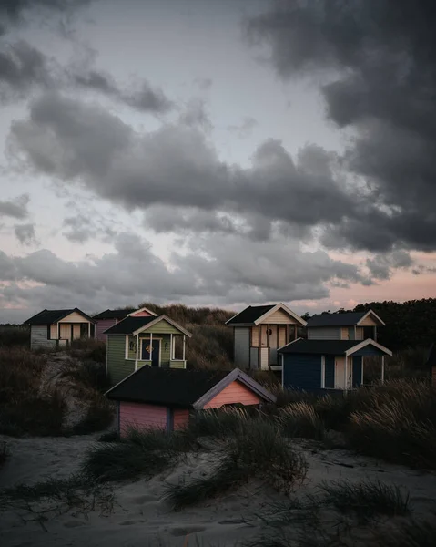 Colpo Verticale Piccole Cabine Colorate Sul Campo Durante Una Giornata — Foto Stock