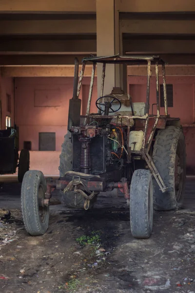 Old Broken Tractor Parked Barn — Fotografia de Stock