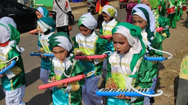 Closeup Children Marching Band Playing Keyboards Green Uniform Streets Indonesia — Stock Photo, Image