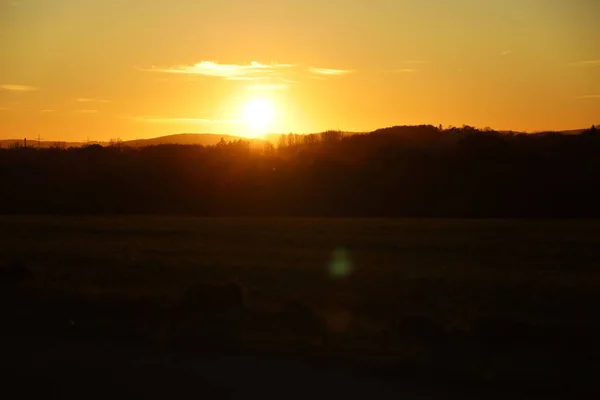 Een Prachtig Uitzicht Een Landschap Met Heuvels Bomen Een Zonsondergang — Stockfoto