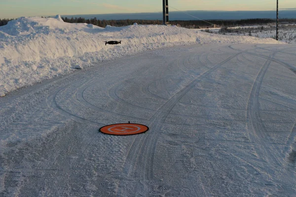 Ένα Τηλεκατευθυνόμενο Πλησιάζει Σημείο Προσγείωσης Ένα Χιονισμένο Δρόμο — Φωτογραφία Αρχείου