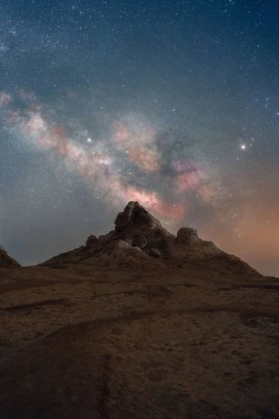 Vertical Shot Mysterious View Beautiful Milky Way Rocks — 스톡 사진