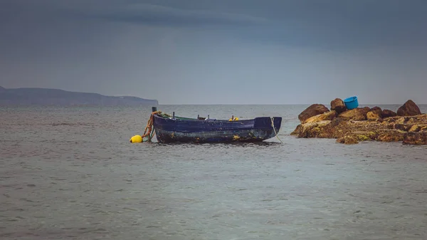 Old Skiff Parked Shore Sea Background Grey Sky — Stock Photo, Image