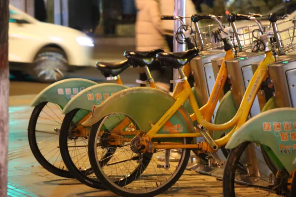 Eine Nahaufnahme Gelber Abgestellter Fahrräder Auf Den Straßen Der Nacht — Stockfoto