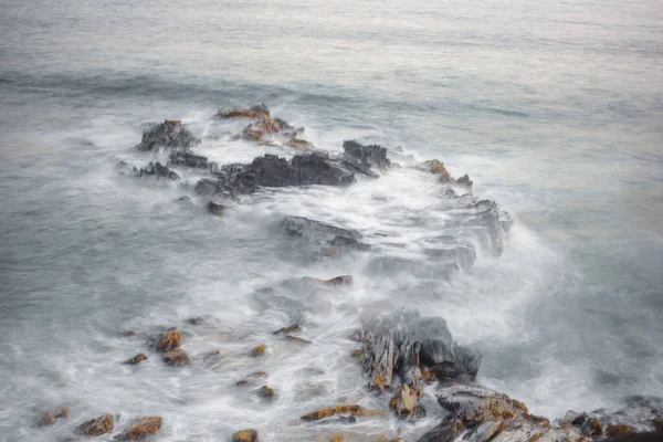 ハワイの海岸にある大きな岩の美しいショット — ストック写真