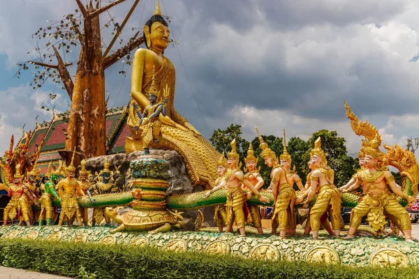 タイの仏教寺院の黄金の仏像 — ストック写真
