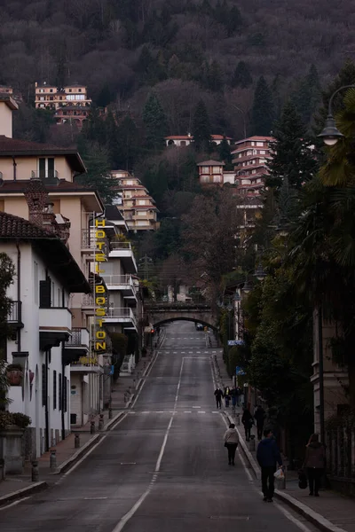 イタリアのStresaの空の通りの景色の垂直ショット — ストック写真