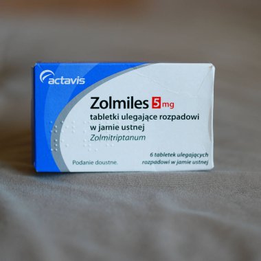 Yakın plan Actavis markası Zolmiles ilaç hapları bir kutuda