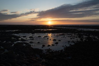 Tayvan 'daki Caota kumsal plajında gün batımının güzel bir görüntüsü.
