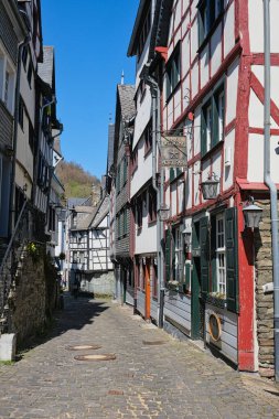 Monschau, Eifel denilen güzel bölgede küçük bir yer, küçük caddelerin manzarası, eski binalar, turistik yerler.