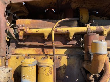 Burke County, Ga USA - 02 10 22: Eski paslı traktör motor görüntüsü